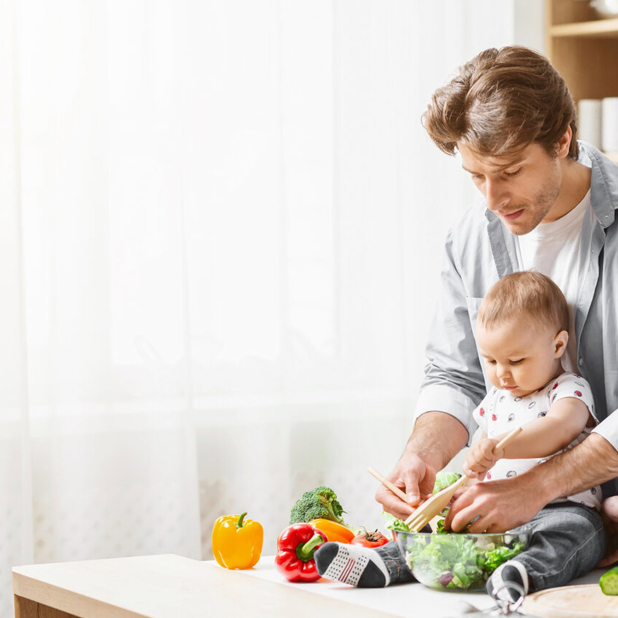 Une famille avec un nouveau-né dans la cuisine pendant le congé parental - Initiative des temps de famille Suisse